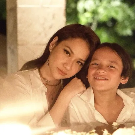 8 Potret Liburan Bunga Citra Lestari Bersama Noah Sinclair di Bali, Nikmati Pergantian Tahun - Santai Sendiri di Pantai