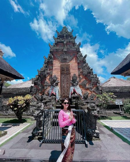 8 Potret Liburan Putri DA di Bali, Cantik Banget Pakai Baju Adat!