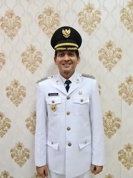 8 Potret Lucky Hakim Sebagai Wabup Indramayu, Ganteng Gagah dan Tak Ragu Turun ke Lapangan