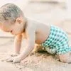 8 Potret Lucunya Baby Claire Jadi Anak Pantai, Main Pasir Bareng Shandy Aulia dan David Herbowo