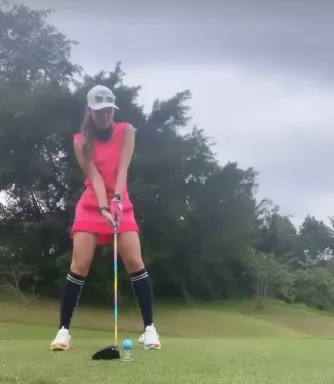 8 Potret Luna Maya Bermain Golf, Penampilannya Dipuji Netizen
