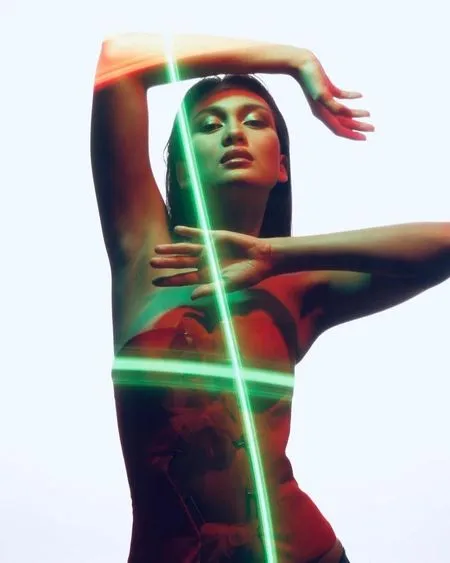 8 Potret Luna Maya dalam Pose dan Penampilan yang Bikin Pangling, Terungkap Foto Jadulnya - Gaya Ala Wanita Yunani