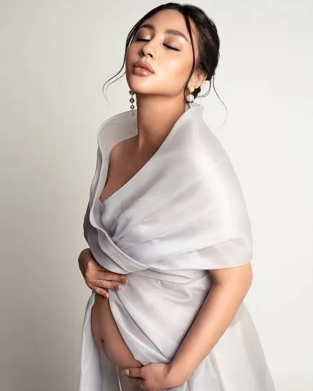 8 Potret Margin Istri Ali Syakieb Pamer Bare Baby Bump yang Sudah Besar di Maternity Shoot Terbaru