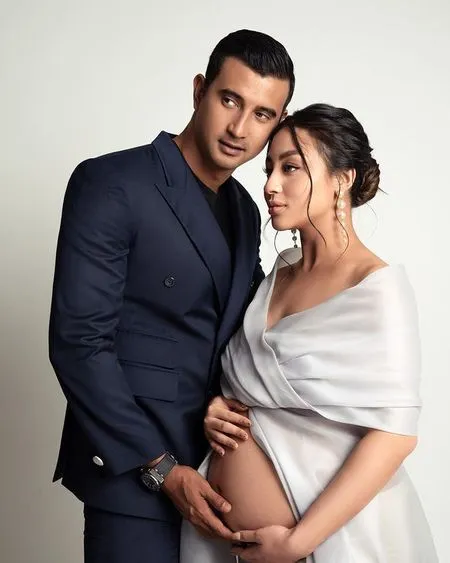 8 Potret Margin Istri Ali Syakieb Pamer Bare Baby Bump yang Sudah Besar di Maternity Shoot Terbaru