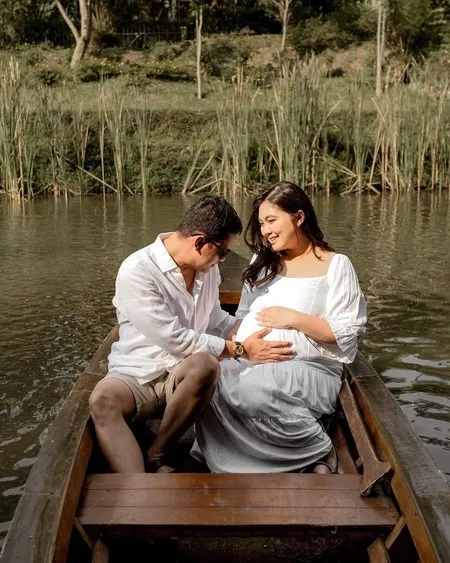 8 Potret Maternity Shot Kehamilan Kedua Tiara Pangestika Istri Arief Muhammad, Romantis Bersama Suami di Atas Perahu