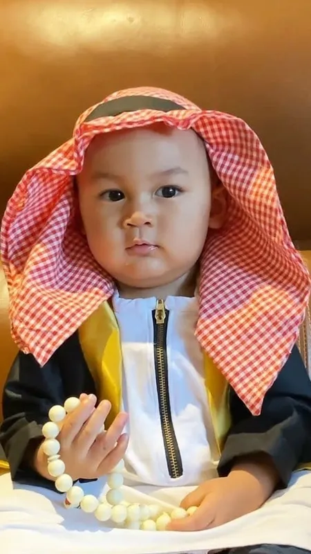 8 Potret Menggemaskan Kiano Putra Baim Wong dalam Beragam Kostum, Bergaya Ala Ustaz - Koboi Cilik
