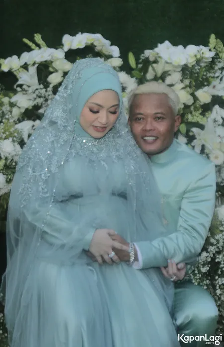 8 Potret Mesra Sule dan Nathalie Holscher di Tasyakuran 7 Bulanan, Sikap dan Penampilan Sule Jadi Sorotan