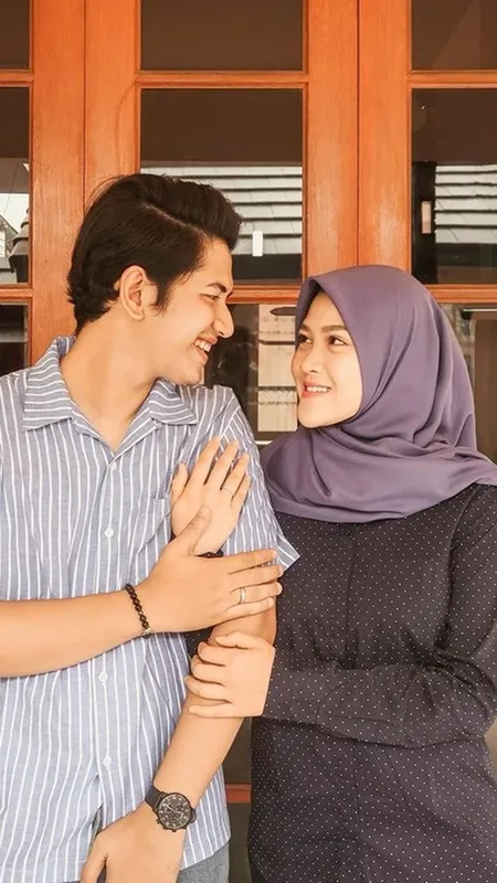 8 Potret Mesra Zikri Daulay dan Henny Rahman, Pasangan Nikah Muda yang Disorot Gara-gara Sang Istri Lepas Hijab