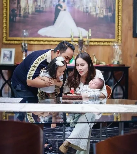 8 Potret Momo Geisha Rayakan Hari Ulang Tahun Pernikahan, Sederhana Bareng Suami dan 2 Anaknya