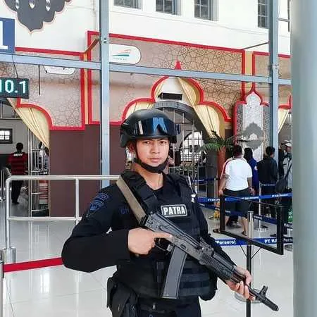 8 Potret Muhammad Chaerul Ali Polisi Ganteng Yang Bikin Salah Fokus Saat Demo Uu Cipta Kerja Kapanlagi Com