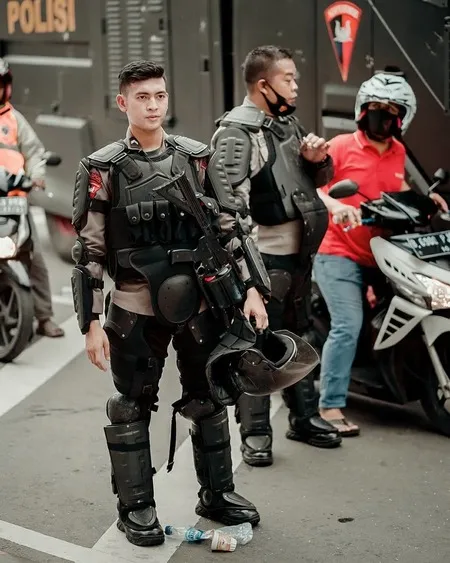 8 Potret Muhammad Chaerul Ali Polisi Ganteng Yang Bikin Salah Fokus Saat Demo Uu Cipta Kerja Kapanlagi Com