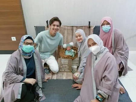 8 Potret Newborn Photoshoot Baby Arshaka Anak Dinda Hauw dan Rey Mbayang, Bikin Gemas Tidur Lelap Bak Bayi Koala