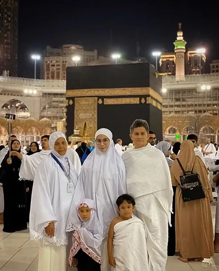 8 Potret Nur Sajat, Transgender Malaysia yang Pernah Umroh Pakai Baju Wanita & Akan Ditangkap