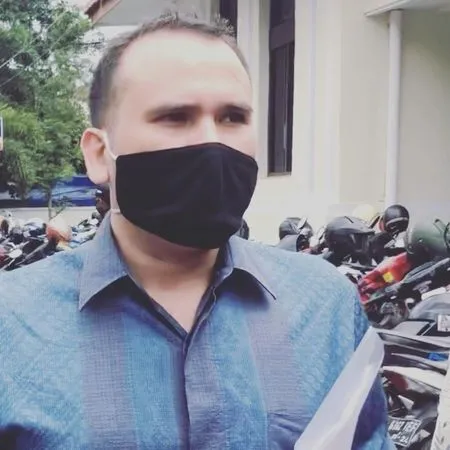 8 Potret Penuh Percaya Diri Arya Claproth Jalani Persidangan, Siap Bongkar Kebohongan Karen Idol