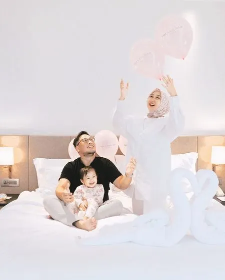 8 Potret Perayaan Anniversary Pernikahan Dian Pelangi dan Sandy Nasution, Netizen Salfok ke Aksi Lucu Baby Rumi