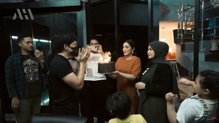 8 Potret Perayaan Ulang Tahun Atta Halilintar, Aurel Hermansyah Beri Kejutan Manis - Dapat Jam Tangan Mewah Dari Ashanty