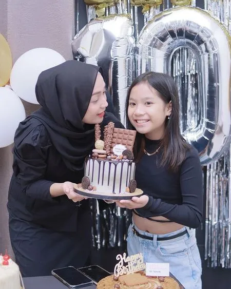 8 Potret Perayaan Ultah Aqila Ramadhani Anak Tiri Zaskia Gotik Bareng Imel Putri Cahyati, Paras Cantik dan Penampilan Disorot