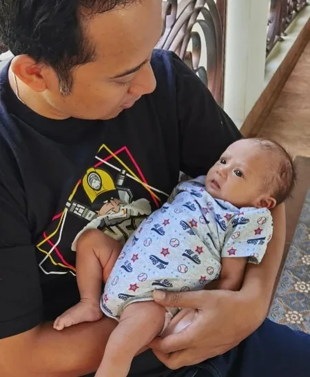 8 Potret Perdana Anak Ketiga Denny Cagur, Langsung Jalani Newborn Photoshot - Wajah Cantik dan Gemasnya Jadi Sorotan
