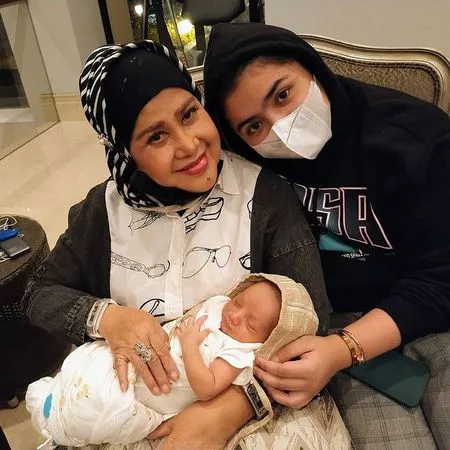 8 Potret Perdana Baby Rayyan Cicit Kesayangan Elvy Sukaesih, Wajah Tampan dan Gemesin Jadi Sorotan