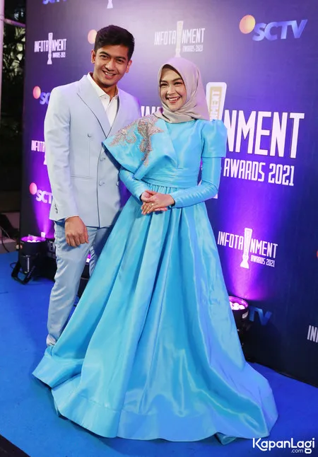 8 Potret Perdana Ria Ricis dan Teuku Ryan Hadiri Acara Infotainment Awards Usai Resmi Lamaran, Pamer Cincin dan Senyum Bahagia