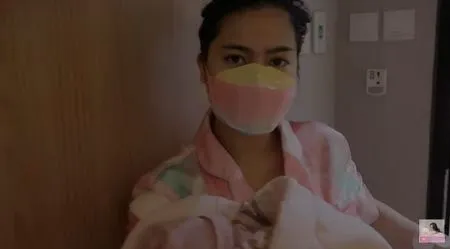 8 Potret Pertama Kali Felicya Angelista Gendong Baby Bible, Pancarkan Aura Keibuan - Bayinya Punya Lesung Pipi