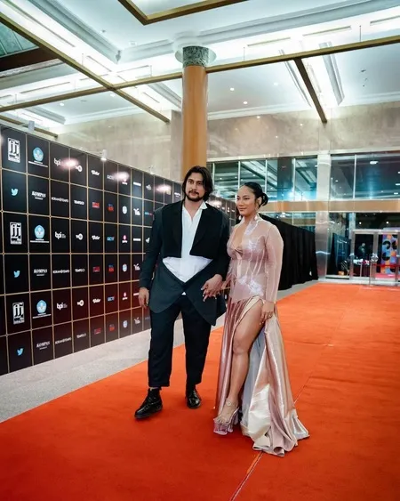 8 Potret Pesona Tara Basro Melenggang Di Red Carpet Ffi 2020 Meski Badan Lebih Berisi Bikin Wanita Ikut Percaya Diri Kapanlagi Com