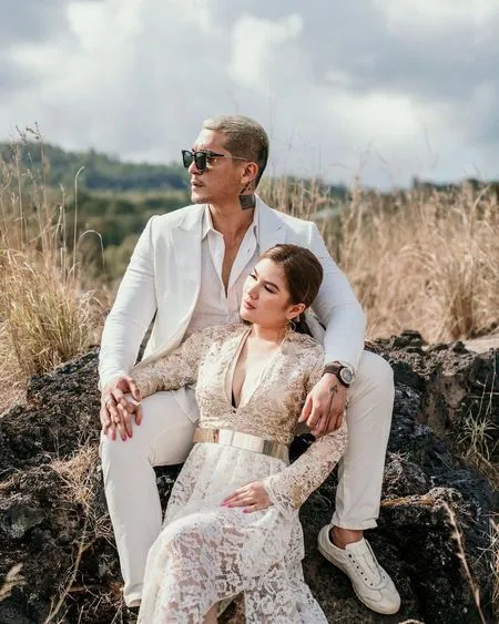 8 Potret Prewedding Terbaru Miller Khan dan Sang Kekasih, Butuh Perjuangan Buat Sampai ke Lokasi