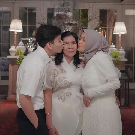 8 Potret Putri Delina Anak Sule dan Calon Ibu Mertua yang Tak Tersorot, Disayang Bak Anak Sendiri - Akur Meski Beda Agama