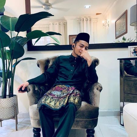 8 Potret Raja Syahiran, Kekasih Host D'Academy Asia Uyaina Arshad yang Jarang Terekspos