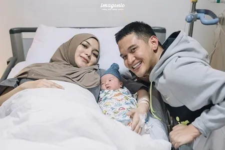 8 Potret Rezky Aditya Si Papa Baru Ganteng, Gemas Banget Kalau Sudah Habiskan Waktu Bareng Baby Athar!