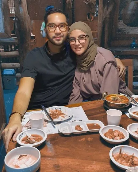 8 Potret Romantis Revalina S Temat Bareng Suami yang Jarang Tersorot, Nempel Terus Bak Perangko - Makin Bahagia Punya Dua Anak