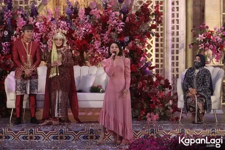 8 Potret Rossa di Tasyakuran Lesti Kejora & Rizky Billar - Cantik Memesona Dengan Gaun Pink, Nyanyi Lagu Kesukaan Leslar