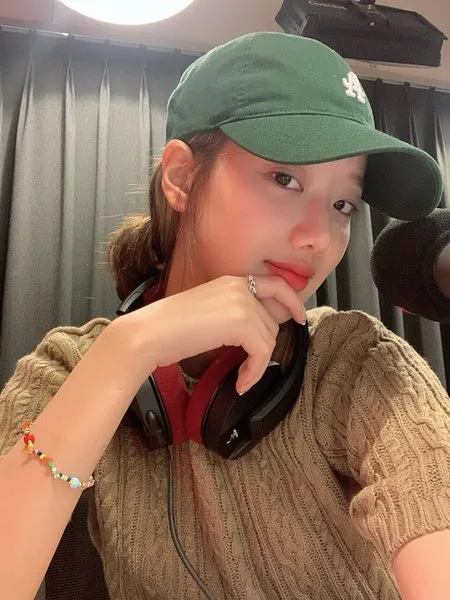 8 Potret Selfie NAEUN APRIL, Idol Cantik Multitalenta yang Jadi MC Inkigayo Bareng Jaehyun NCT dan Minhyuk MONSTA X