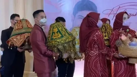 8 Potret Seserahan Ria Ricis Saat Dilamar Teuku Ryan, Ada Kue dan Pakaian Khas Aceh Hingga Barang-barang Mewah