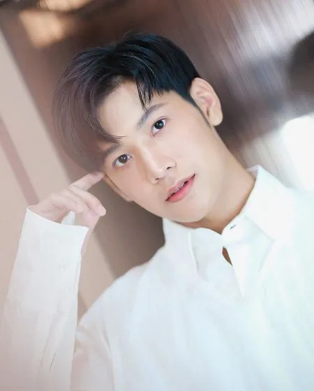 8 Potret Singto Prachaya yang Tinggalkan GMMTV, Punya Kisah Haru Saat Berambut Panjang