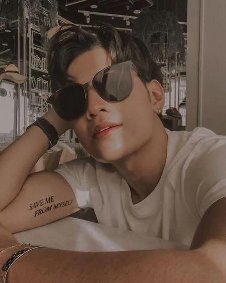 8 Potret Singto Prachaya yang Tinggalkan GMMTV, Punya Kisah Haru Saat Berambut Panjang
