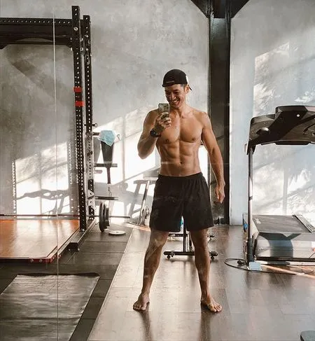 8 Potret Sporty Andrew White, Ngegym Hingga Pose Shirtless Pamer Perut Six Pack