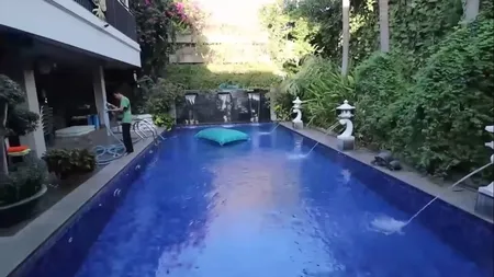 8 Potret Sudut Rumah Mewah Rieta Amilia Ada Kolam Renang Ala Villa Bali Punya Kulkas Es Krim Besar Kapanlagi Com