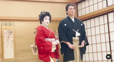 8 Potret Syahrini Dandan Ala Geisha di Anniversary Pernikahan dengan Reino Barack, Penampilannya Berubah Total!