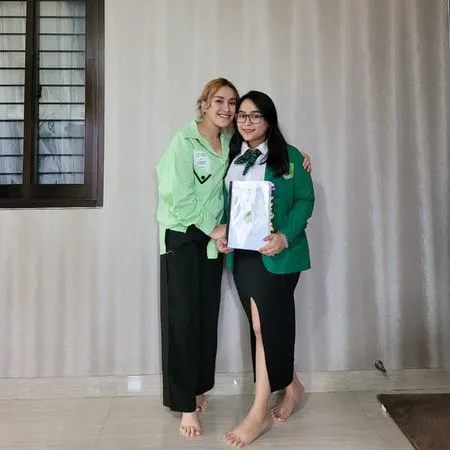 8 Potret Syifa Adik Ayu Ting Ting Lulus Sidang Skripsi, Penuh Kehangatan Bareng Orang-Orang Tersayang