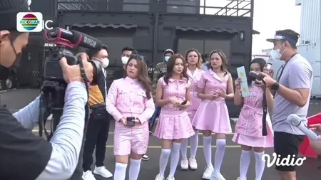 8 Potret Syuting Video Klip Single Perdana Byoode, Dance ala Girl Band Korea - Naik Helikopter