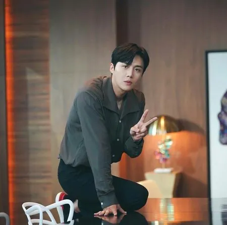 8 Potret Tampan Han Ji Pyeong Second Lead Drama Start Up Yang Punya Banyak Pendukung Kapanlagi Com