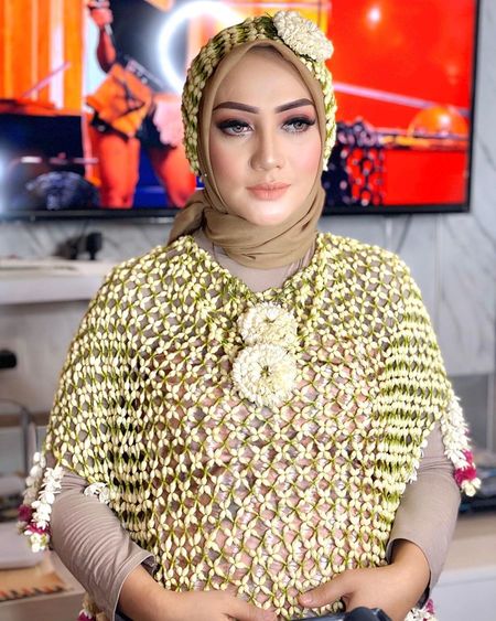 8 Potret Tasyakuran 7 Bulan Kehamilan Yulita Masterchef Aura Bumil Makin Cantik Kapanlagi Com