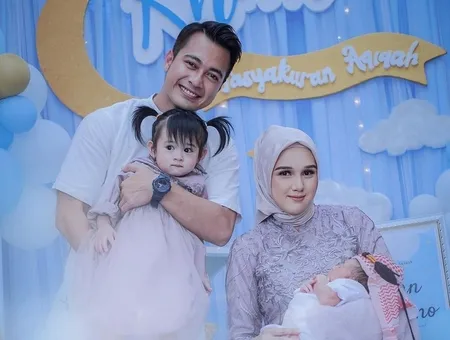 8 Potret Tasyakuran Aqiqah Baby Khan Putra Kedua Eza Gionino Dekorasinya Cantik Dan Serba Biru Kapanlagi Com