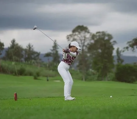 8 Potret Terbaru Amel Carla, Makin Fit dan Sporty Berkat Rutin Bermain Golf