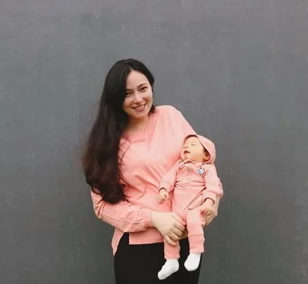 8 Potret Terbaru Asmirandah Usai Turun Berat Badan 22 Kilo, Hot Mom Makin Langsing - Wajahnya Tetap Awet Muda