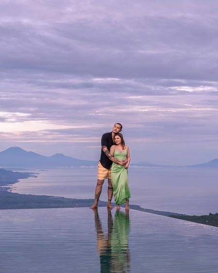 8 Potret Terbaru Bulan Madu Romantis Miller Khan dan Farina di Bali, Mesra Banget Bikin Baper!