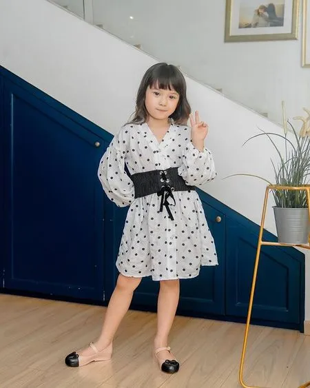 8 Potret Terbaru Gempi yang Makin Besar dan Cantik Seperti Mamanya, Nggemesin Banget!