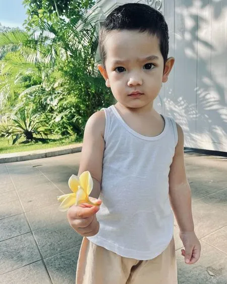 8 Potret Terbaru Ibrahim Jalal Anak Arya Saloka, Wajah Gantengnya Hampir Mirip Sang Ayah - Lucu Pipi Chubbynya Bikin Netizen Gemas