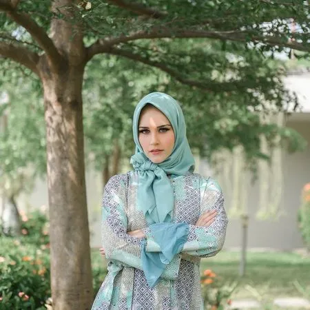 8 Potret Tiphaine Poulon, Bule Cantik yang Dinikahi Pria Aceh Sampai Jadi Mualaf